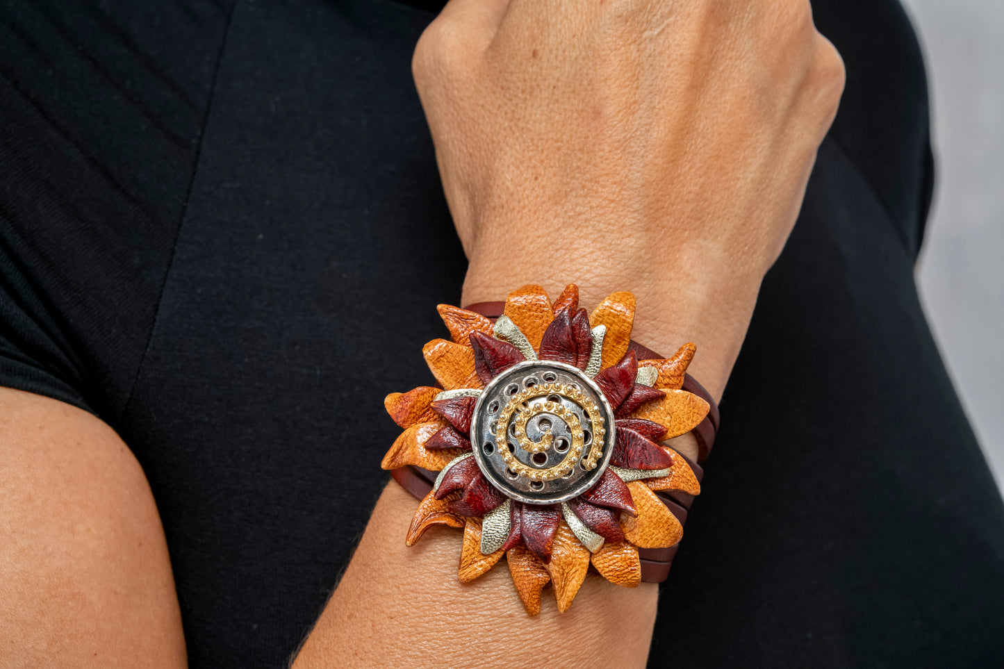 Bracciale a spirale con fiori e pelle placcato oro - Argento Sterling 925