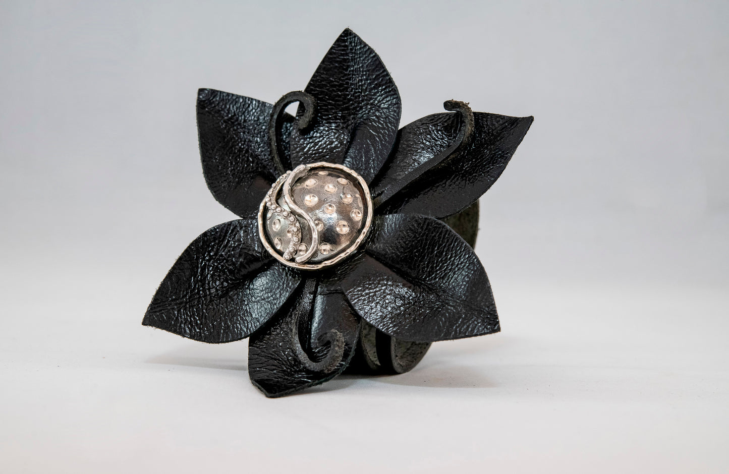 Pulsera Flor y Piel Negra - Olas plata de ley 925