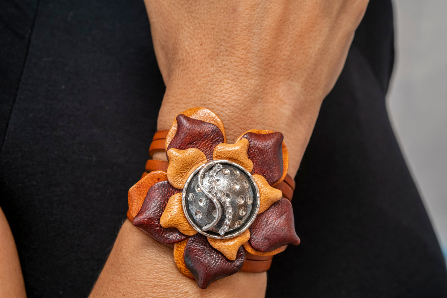 Pulsera Flor y Piel Marrón - Olas plata de ley 925