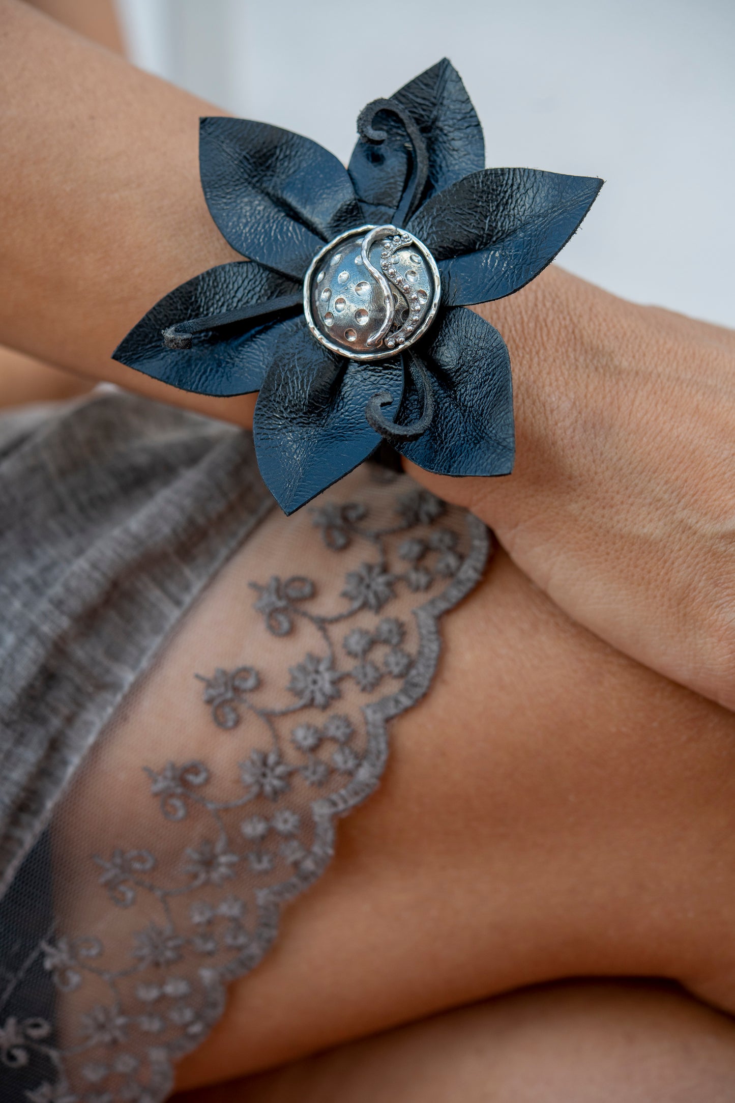 Pulsera  Flor y Piel Negra - Olas plata de ley 925