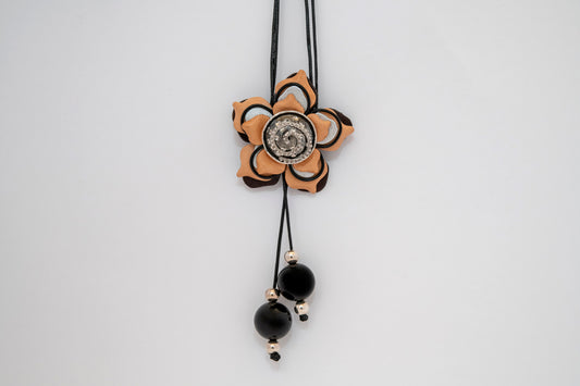 Collana a spirale con fiori e pelle in argento sterling 925 