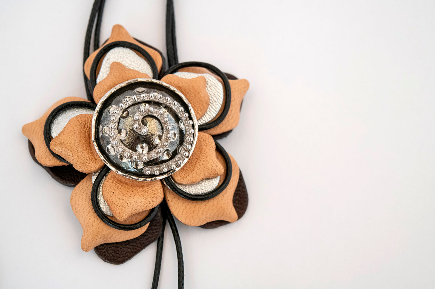 Collar Flor y Piel Espiral plata de ley 925