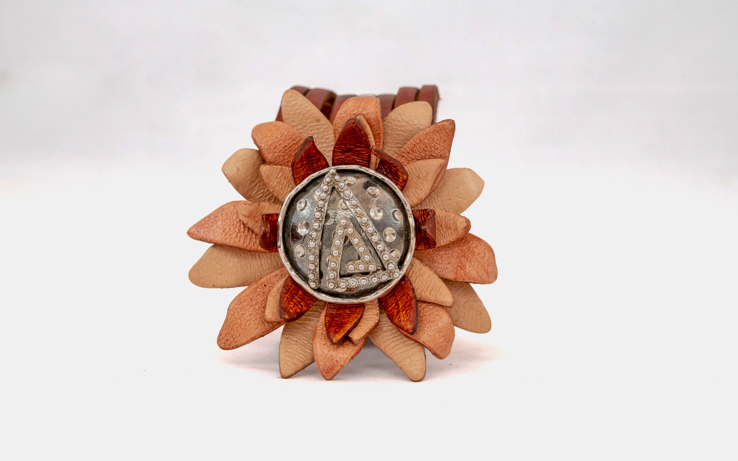 Pulsera  Flor y Piel Marrón - Triángulo plata de ley 925