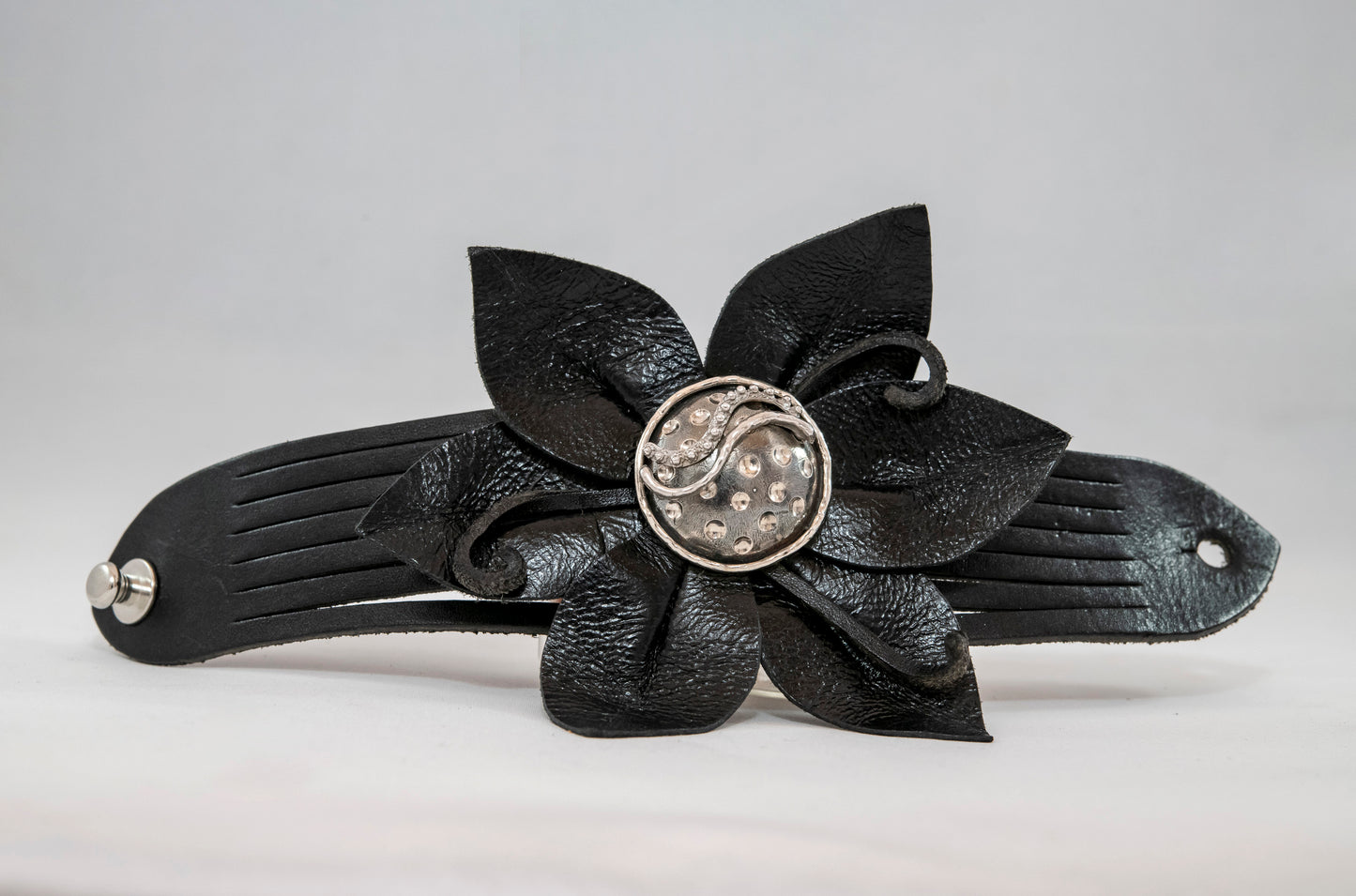 Pulsera  Flor y Piel Negra - Olas plata de ley 925